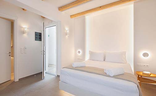 Ευρύχωρο υπνοδωμάτιο στη deluxe junior suite