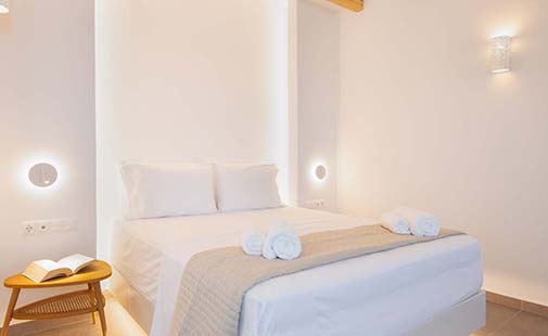 Ευρύχωρο υπνοδωμάτιο στη deluxe junior suite