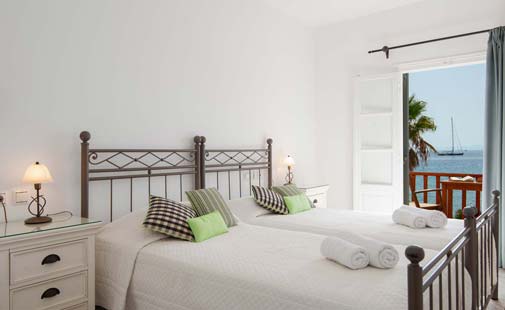 Δίκλινο δωμάτιο με μονά κρεβάτια στο ξενοδοχείο Ευφροσύνη στη Σίφνο