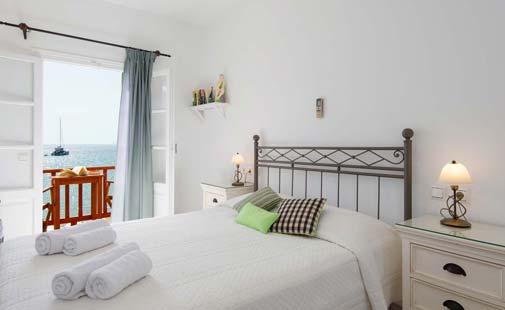 Δίκλινο δωμάτιο με διπλό κρεβάτι στο ξενοδοχείο Ευφροσύνη στη Σίφνο