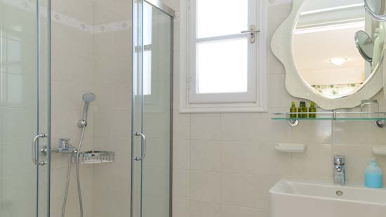 Bathroom in Efrosini rooms in Sifnos