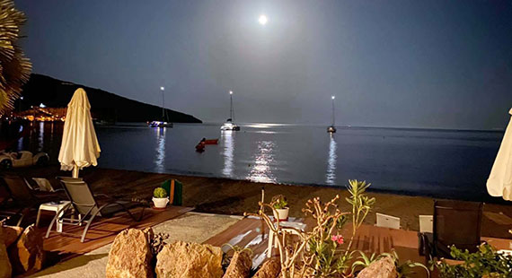 Night photography in Platys Gialos in Sifnos